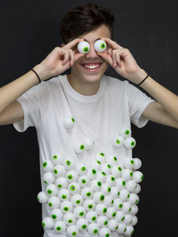 Easy Budget Halloween Costume: All Eyes on Me | how-tos | DIY