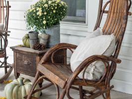 Cozy Up Your Front Porch With Farmhouse Style