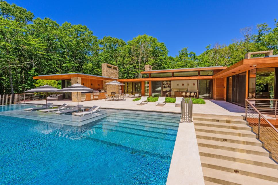 Modern Back Patio and Swimming Pool 