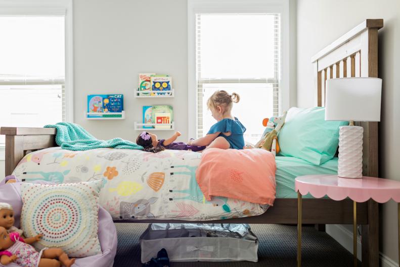 Kids can be messy but with a little help they CAN keep their bedrooms tidy. Here are several cute, clever ways to help your littles stay organized. 