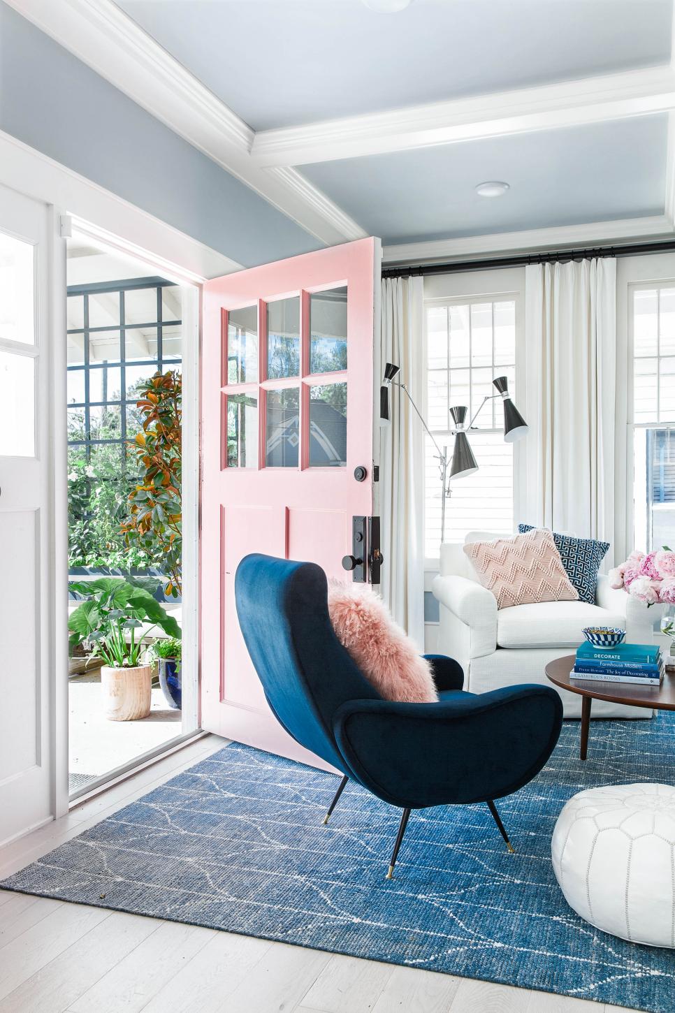 Дизайн гостиной в стиле 50-х. Цвета синий + розовый