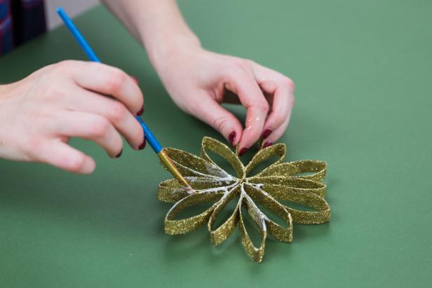 DIY Paper Towel Roll Snowflake Ornament: Seal Glitter DIY Paper Towel Roll Snowflake Ornament