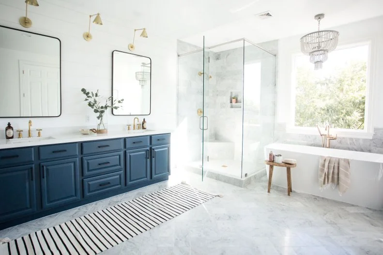 Spa Bathroom With Striped Rug