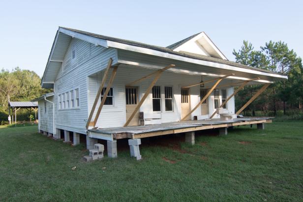 The Simmons-Rahain house has been in the Robyn Simmons family for decades on Home Town