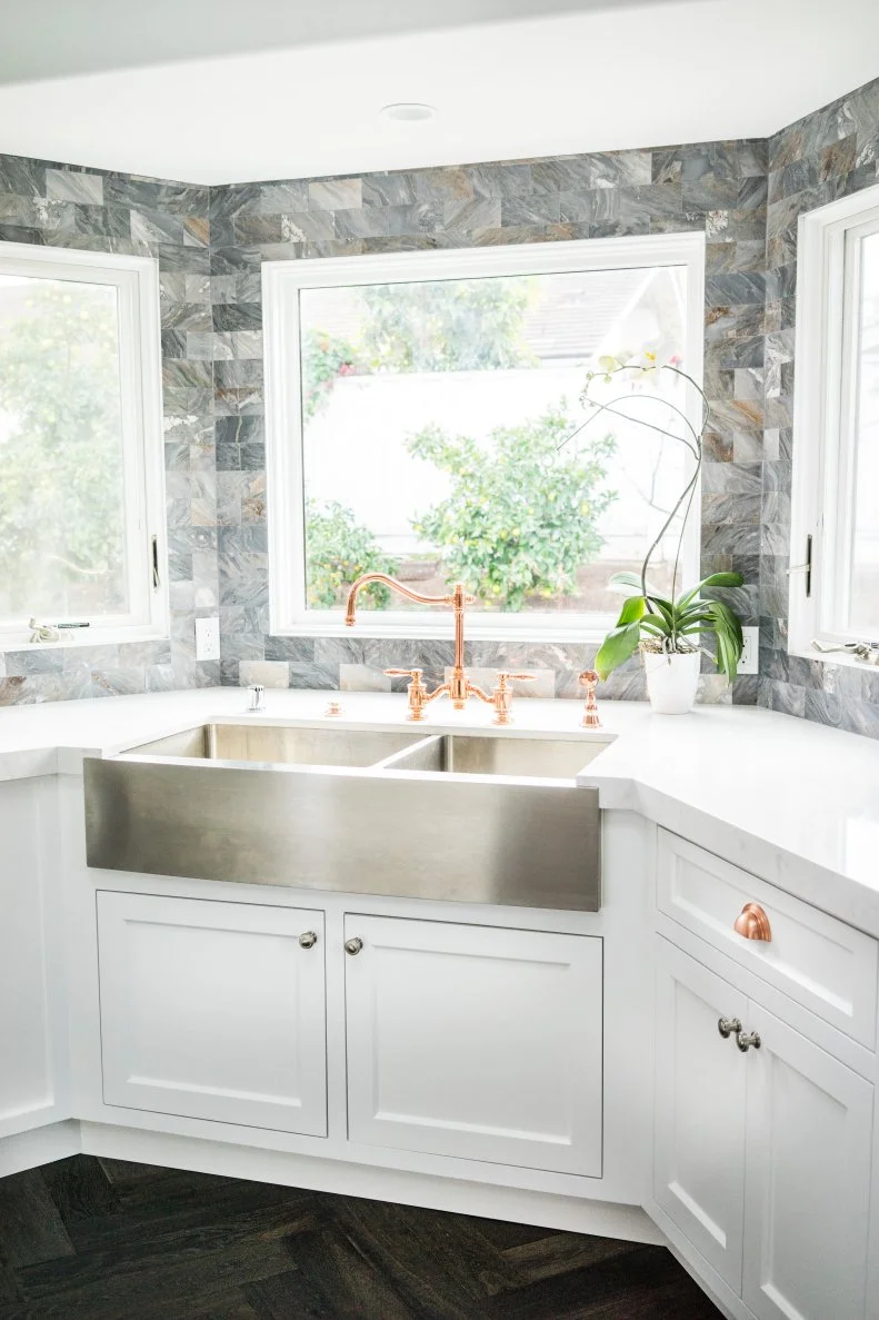 A stainless farmhouse sink can be used in style kitchen.