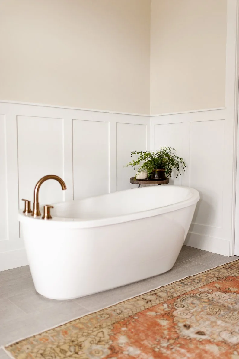 Comfortable Master Bathroom with Bathtub Nook