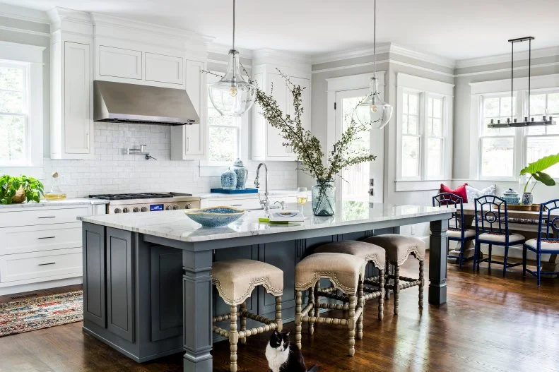 transitional open kitchen with breakfast nook