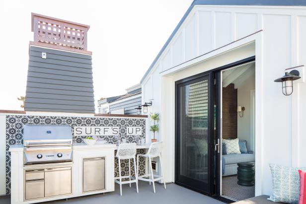 Modern Outdoor Kitchen With Mosaic Tile Accent Wall
