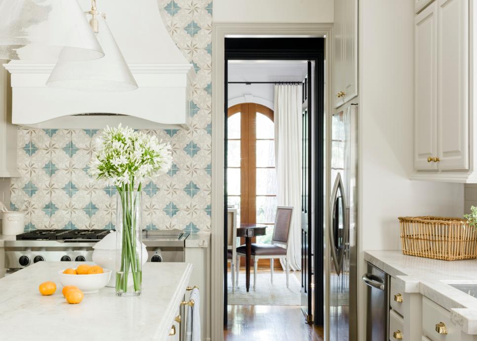 Traditional Kitchen With White Marble Countertops And Mosaic Tile Backsplash Traditional Kitchen With White Work Island And Marble Countertops