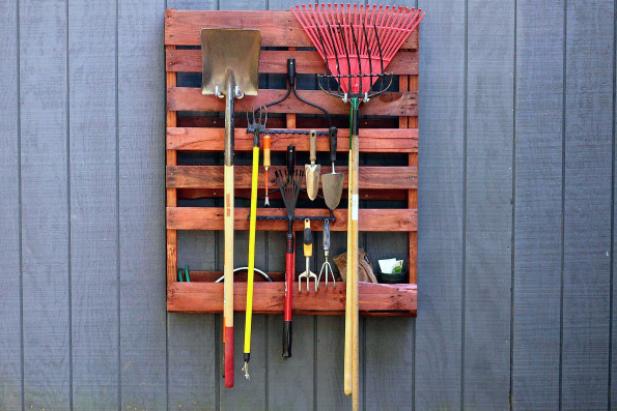 Super-Easy Garden Tool Rack Made From Shipping Pallet Simple DIY Garden Tool Rack Made From Shipping Pallet