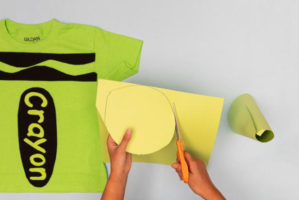 This green crayon Halloween costume is made using a green t-shirt, felt and card stock. The DIY is the perfect last-minute Halloween costume.