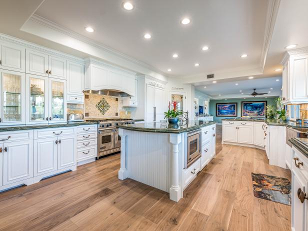 Gourmet Kitchen With Tray Ceiling