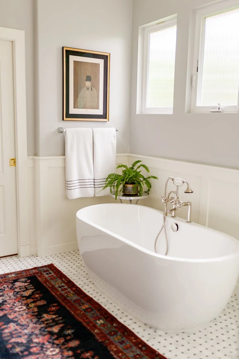 Traditional Bathroom With Red Rug