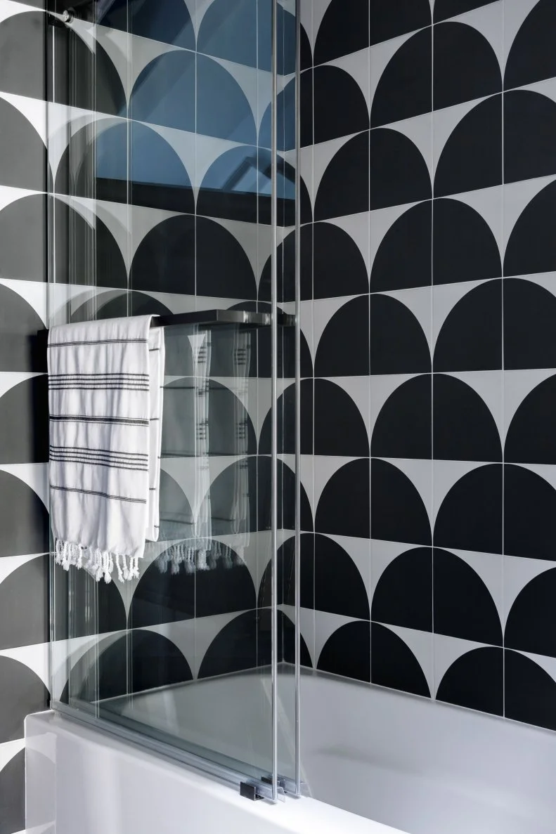 Monochromatic Shower Tile