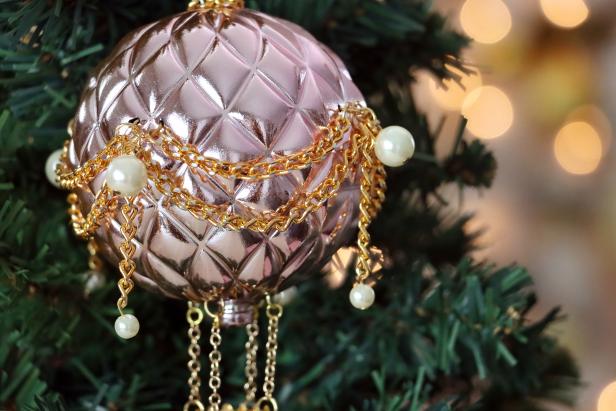 That’s it! We’ve made a glitzy, glam hot air balloon ornament that will bring some sparkle to any Christmas tree.