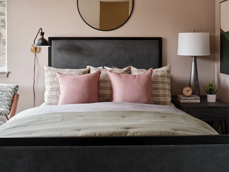 Pink Bedroom With Green Duvet