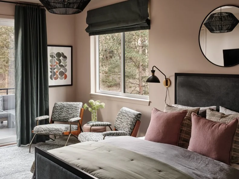 Pink Bedroom With Green Curtains