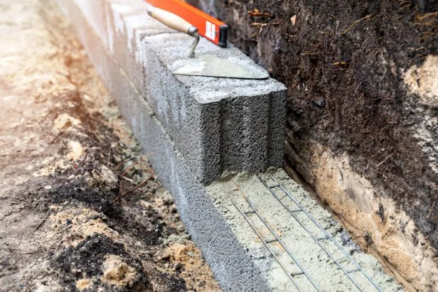 retaining wall and reinforcement construction from expanded clay blocks