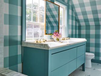 Blue Cottage Bathroom With Plaid Walls
