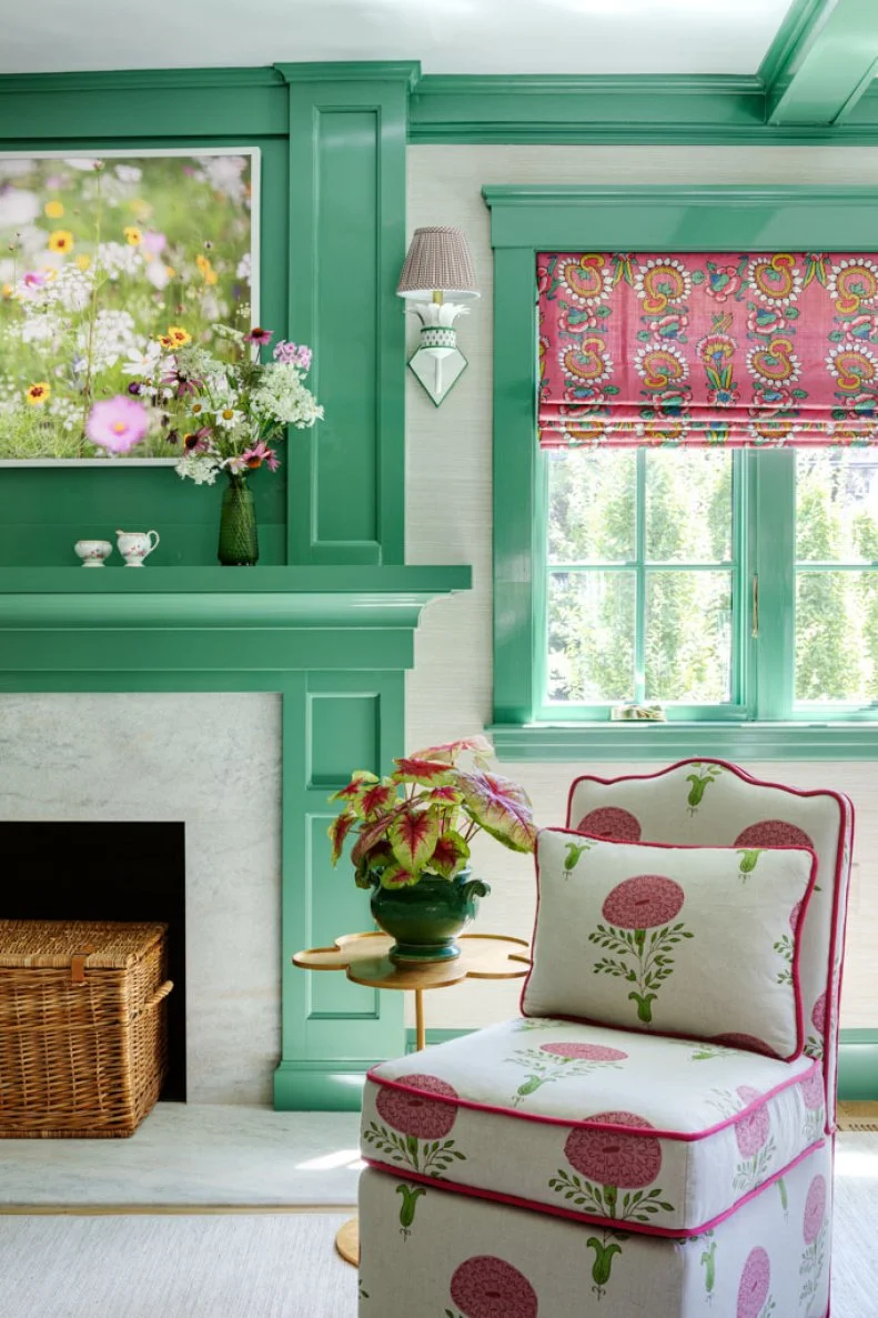 Kelly Green Living Room With Pink Accents