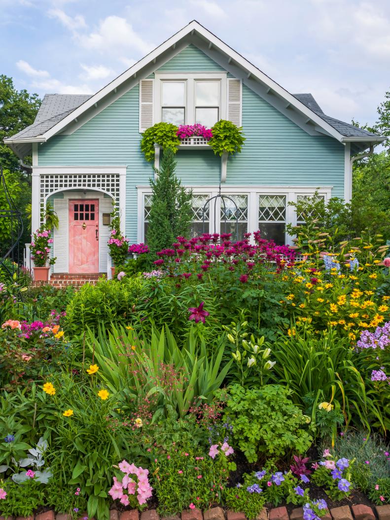 Minnesota House With a Garden in the Front Yard