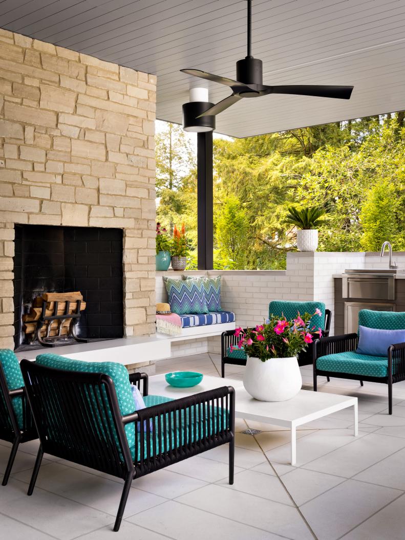 Midcentury Modern Outdoor Family Room With a Fireplace