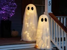 Halloween Outdoor Ghosts Made From Tomato Cages
