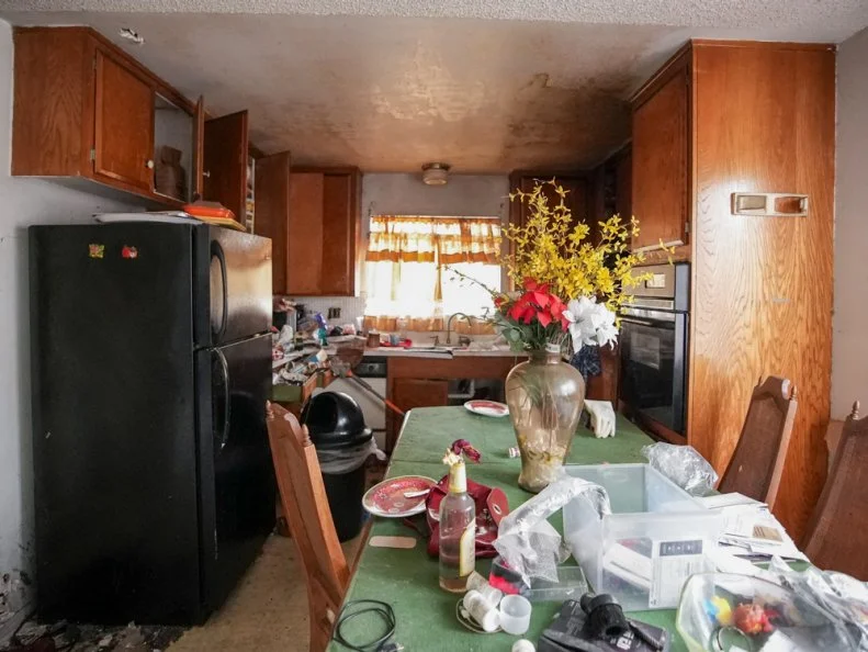 The kitchen in Christina's flip house before flip, as seen on The Flip Off, Season 1.