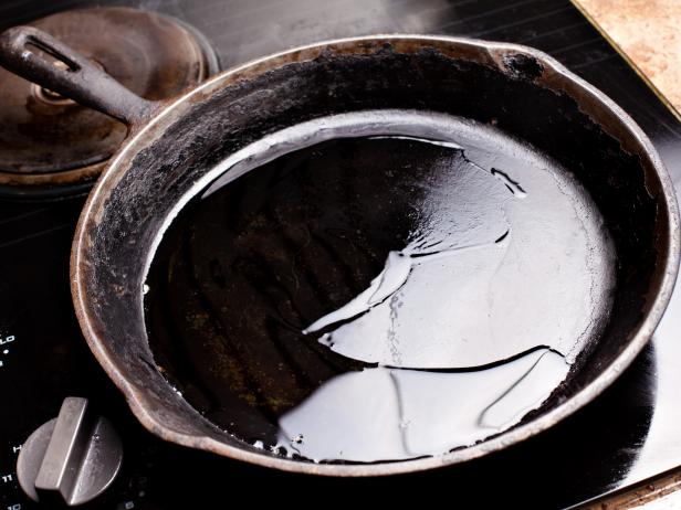 Season Cast-Iron Skillet with Oil Season Cast-Iron Skillet with Oil
