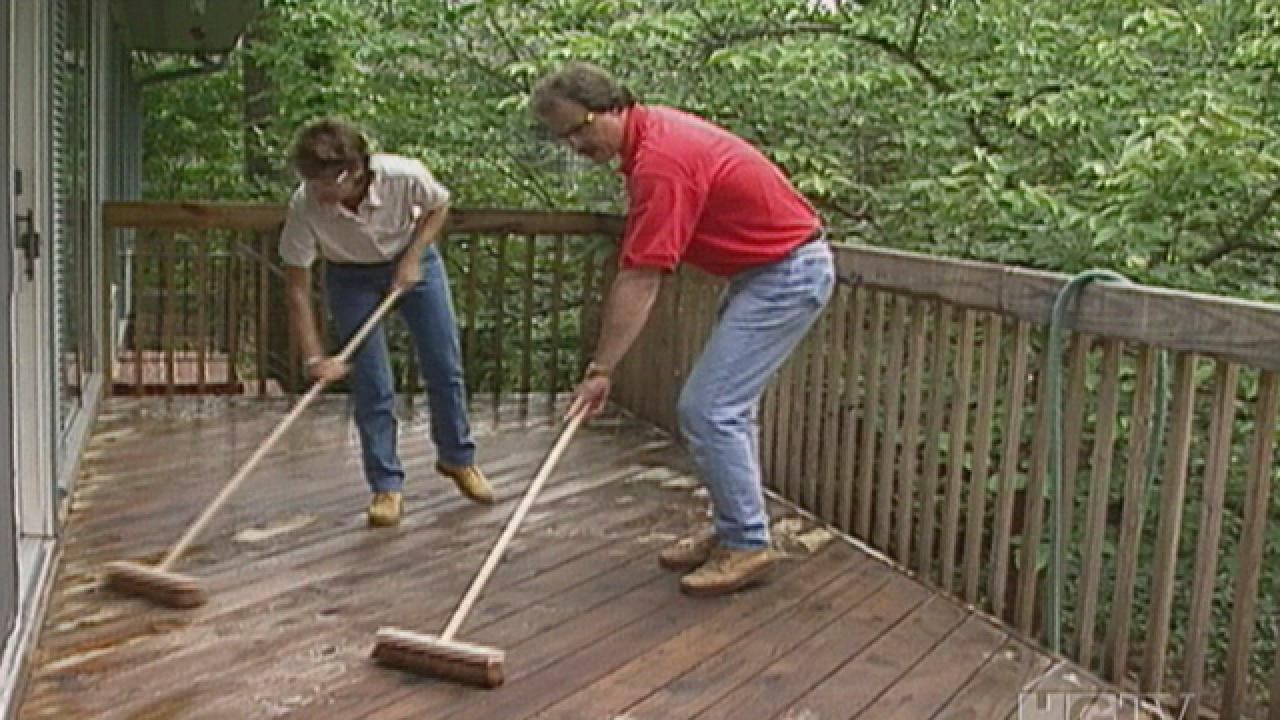 How to Clean a Deck with a Deck Cleaning Solution