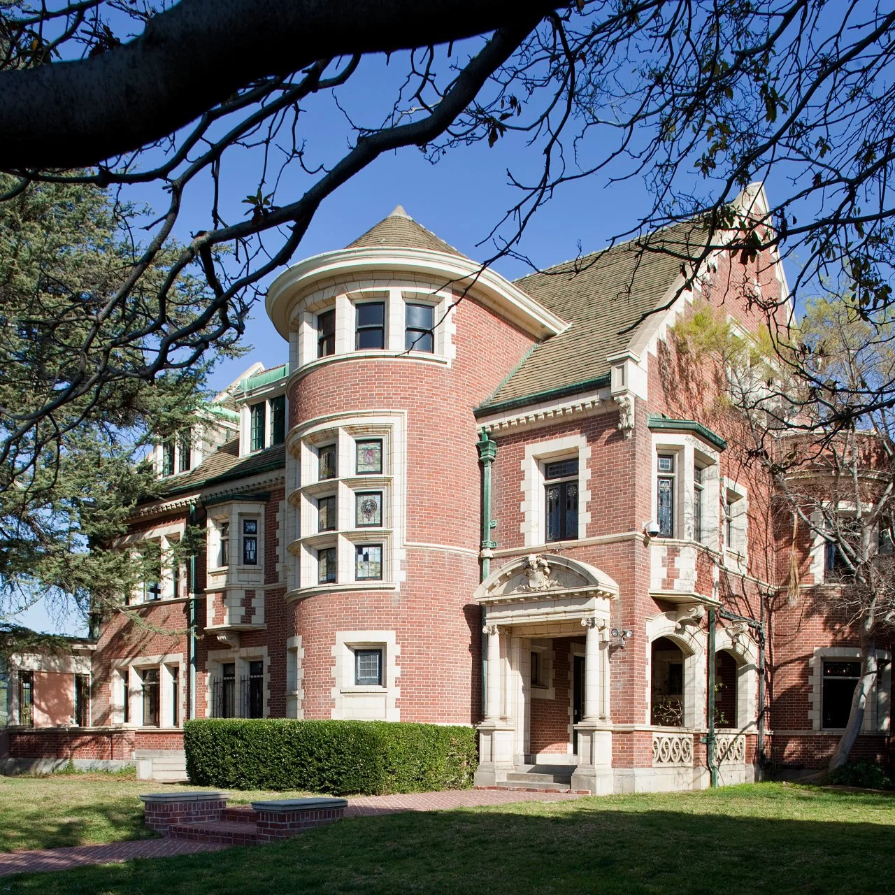 Tour the American Horror Story House in L.A | HGTV, image size:1280x1280