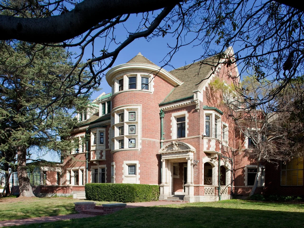 Tour the American Horror Story House in L.A HGTV
