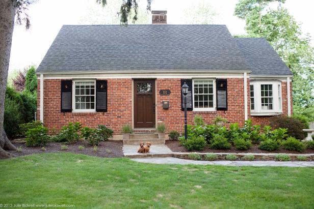Home Exterior: Cape Cod Cottage in West Hartford, Conn.