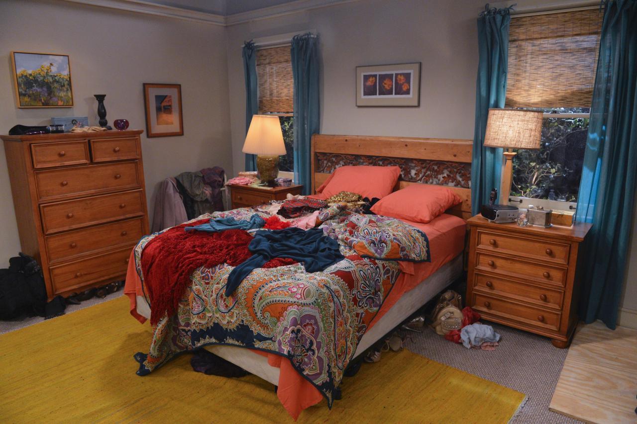 Inside the Homes and Sets of CBS's 'Mom