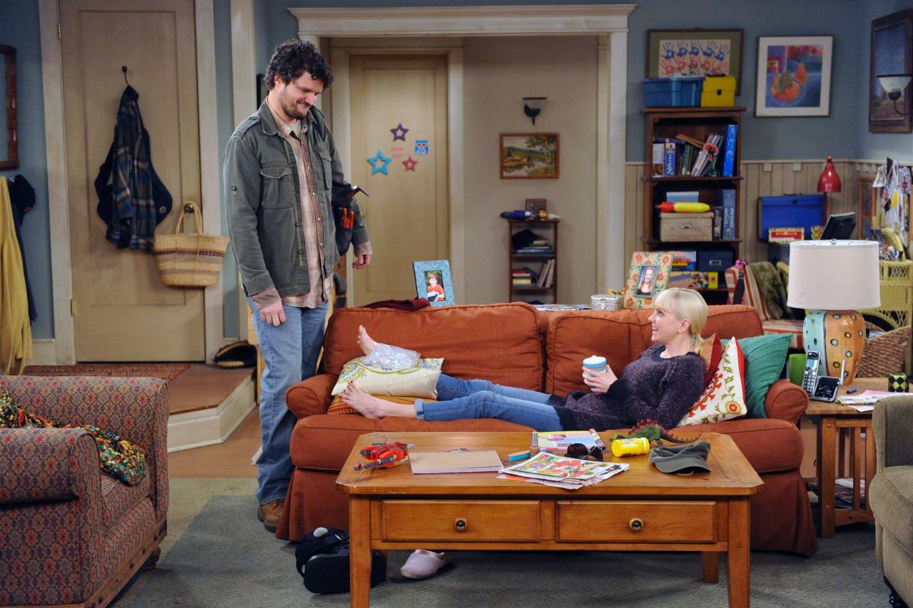 Inside the Homes and Sets of CBS's 'Mom