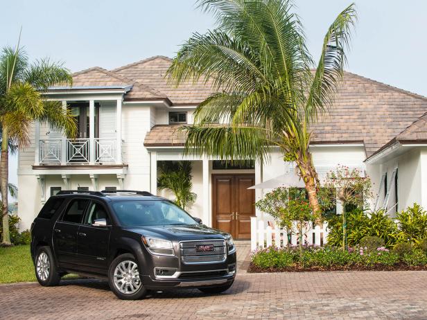 The 2016 GMC Acadia Denali is just as striking as it is strong with a signature Denali chrome grille, standard 20” machined aluminum wheels, and satin chrome accents.
