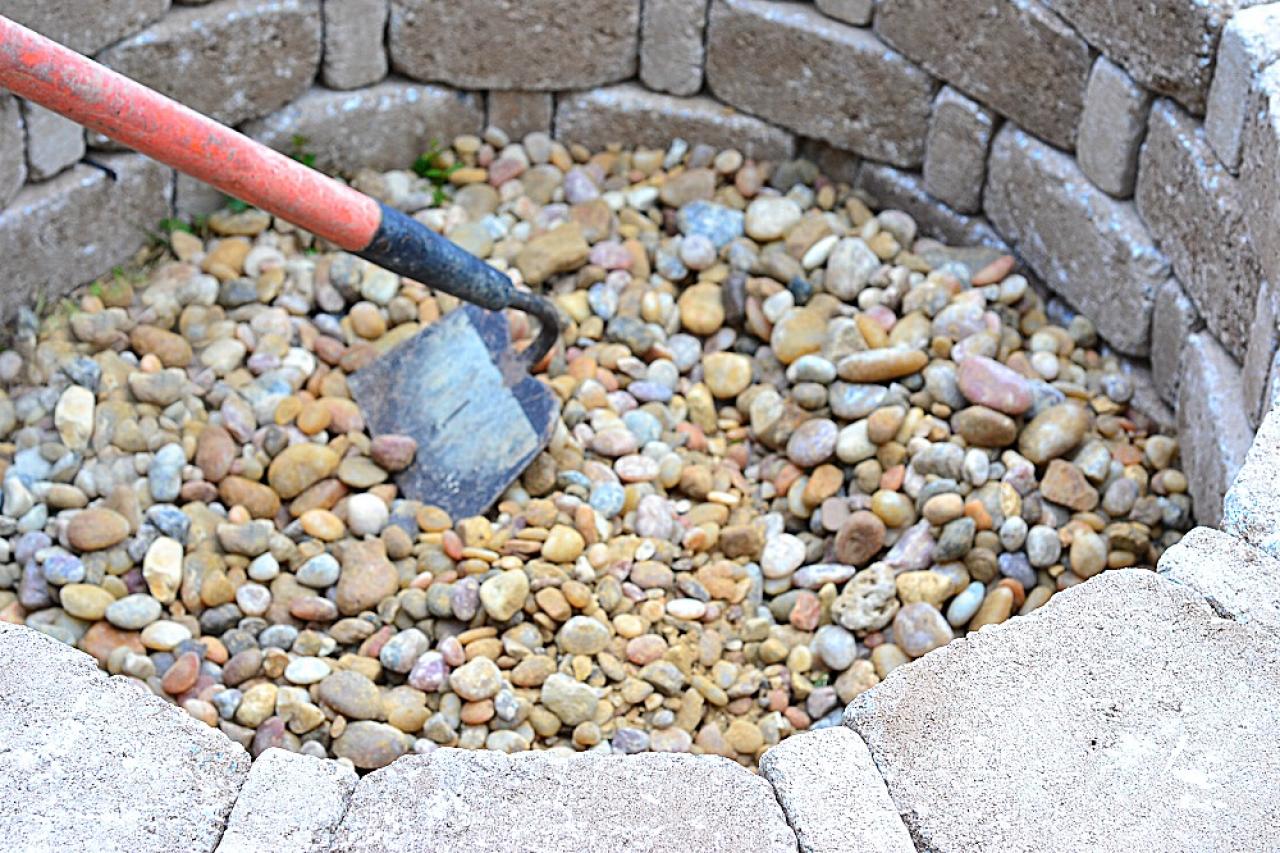 How To Build An Easy Backyard Fire Pit, What To Put In Bottom Of Fire Pit