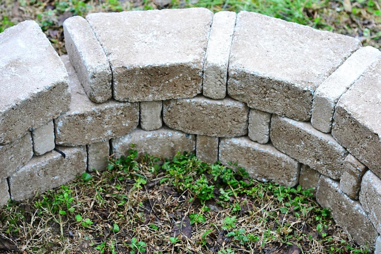 How To Build An Easy Backyard Fire Pit, How To Make A Fire Pit Using Bricks