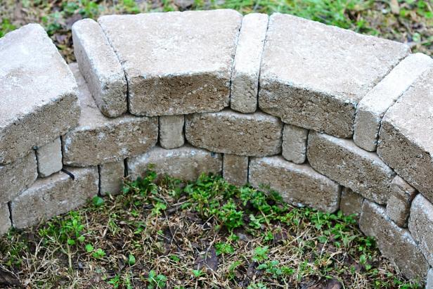 How To Build An Easy Backyard Fire Pit, How Many Bricks For A 30 Inch Fire Pit