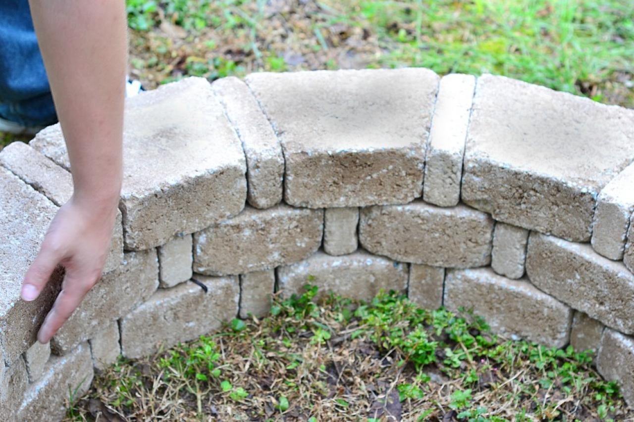 How To Build An Easy Backyard Fire Pit, How To Make A Round Fire Pit With Bricks