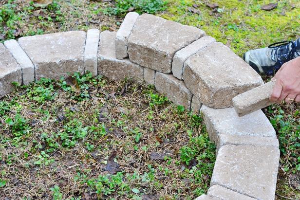 How To Build An Easy Backyard Fire Pit, Building A Fire Pit Out Of Retaining Wall Blocks