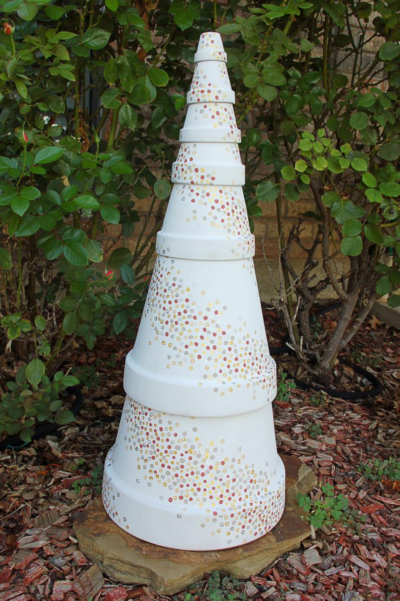 This unique Christmas tree is made from stacked terra cotta pots, and is a wonderful garden decoration for the holidays. It is simple and fun to make, and once the season is over you can use the pots for spring planting!