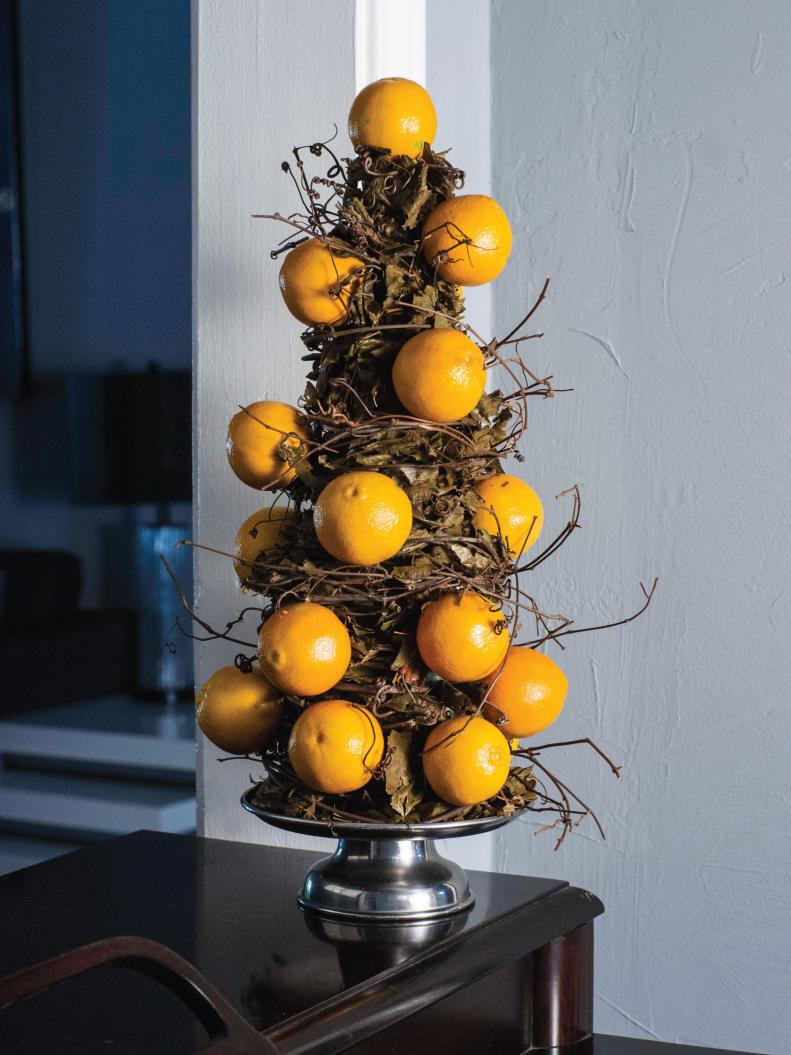 Bring the colors of fall to your Thanksgiving table with this grapevine and clementine tree decor.
