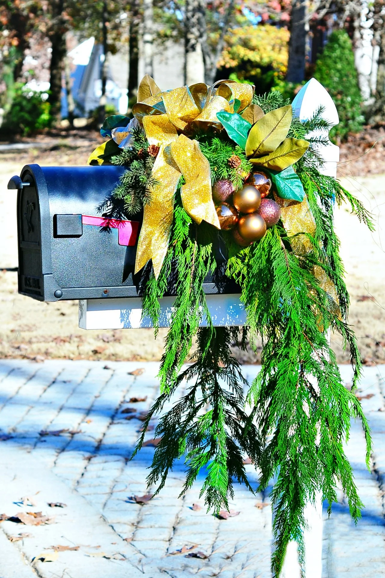 Christmas Mailbox Decorating | HGTV, image size:1280x1920