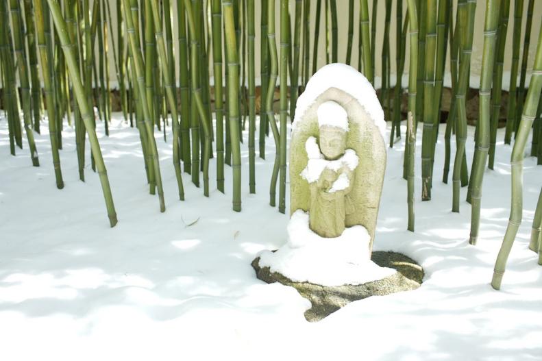 A snow-covered statue on the bamboo trail leads the way to the Japanese garden at <a href="http://www.cheekwood.org/" target="_blank">Cheekwood</a> Botanical Garden and Museum of Art in Nashville, Tennessee.&nbsp;
