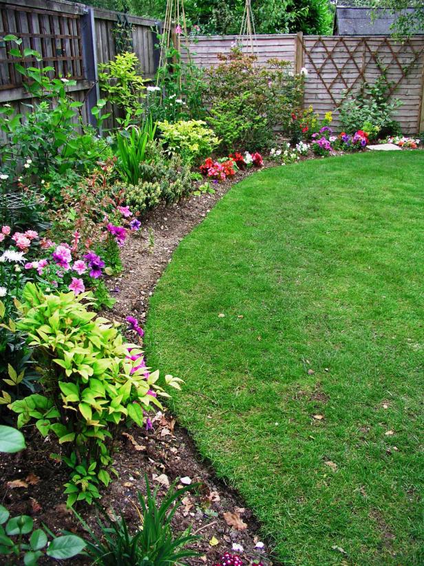 Weeds And Lawn Away From Flower Beds, How Deep Does Garden Edging Need To Be