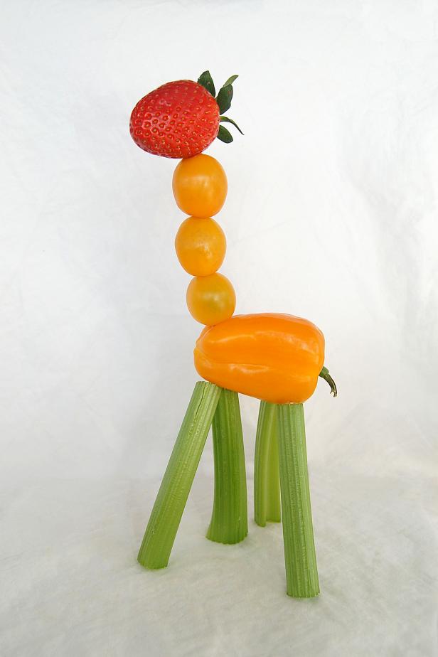 Try different colors of peppers or tomatoes to add your own twist to this charming, edible giraffe.
