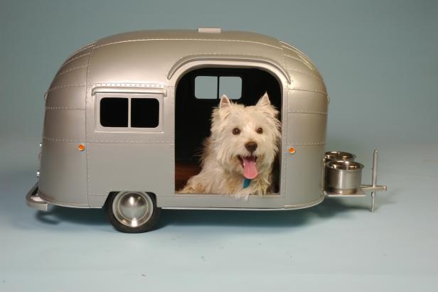 Pet camper best sale dog house