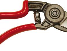 The contoured handles of this pruner from Corona Tools have comfortable non-slip grips and the angled pruning head reduces hand stress. The forged steel blade is resharpenable and designed for long term service.&nbsp;