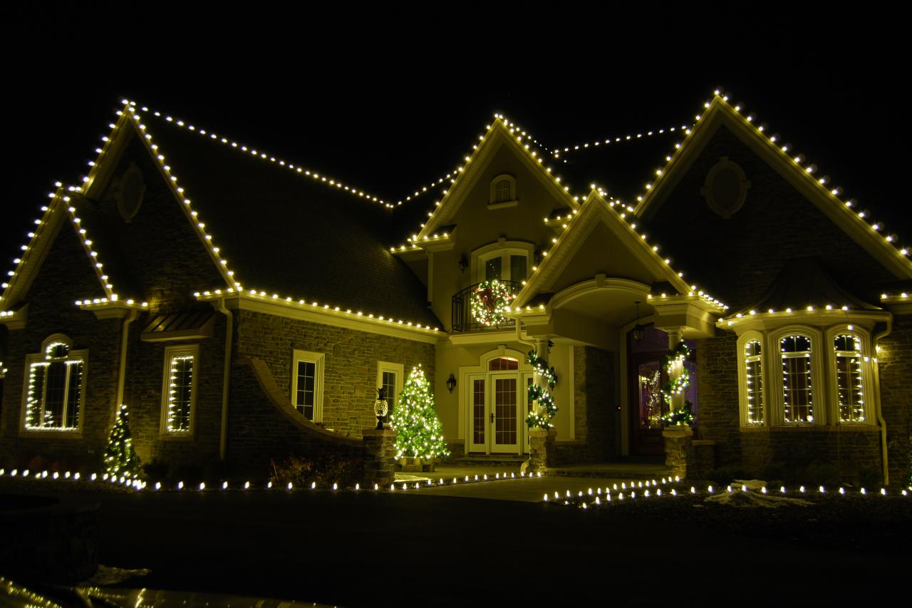 holiday lights decorating house